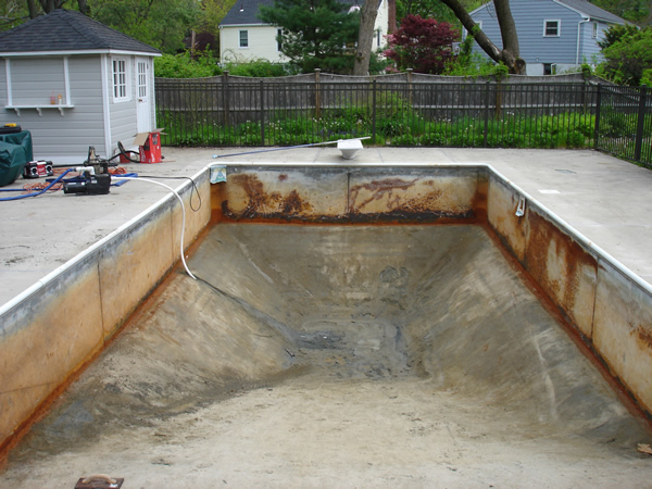 photo of pool before replacement of pool liner